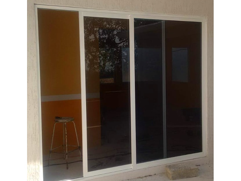 Puerta corrediza de aluminio con vidrio negro Mexico