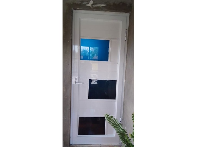 Puerta de aluminio blanco con vidrio azul Mexico