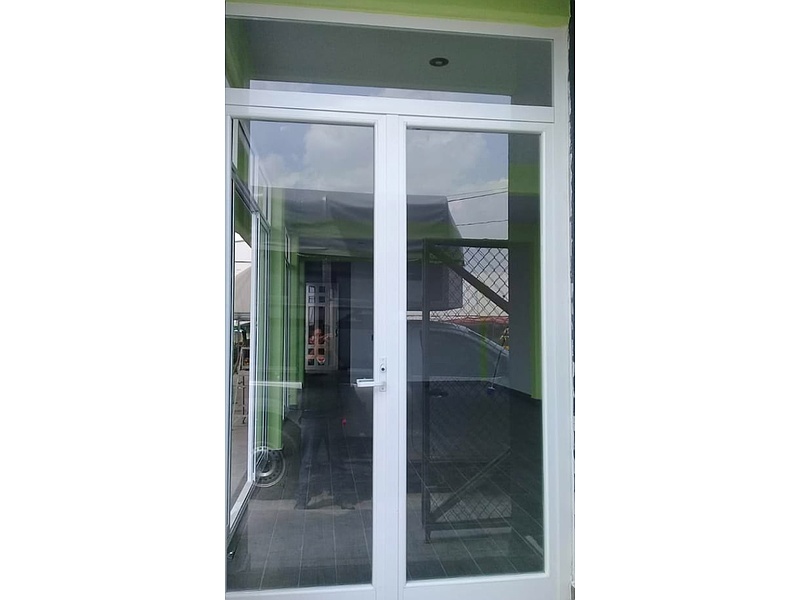 Puerta doble de aluminio con vidrio Mexico