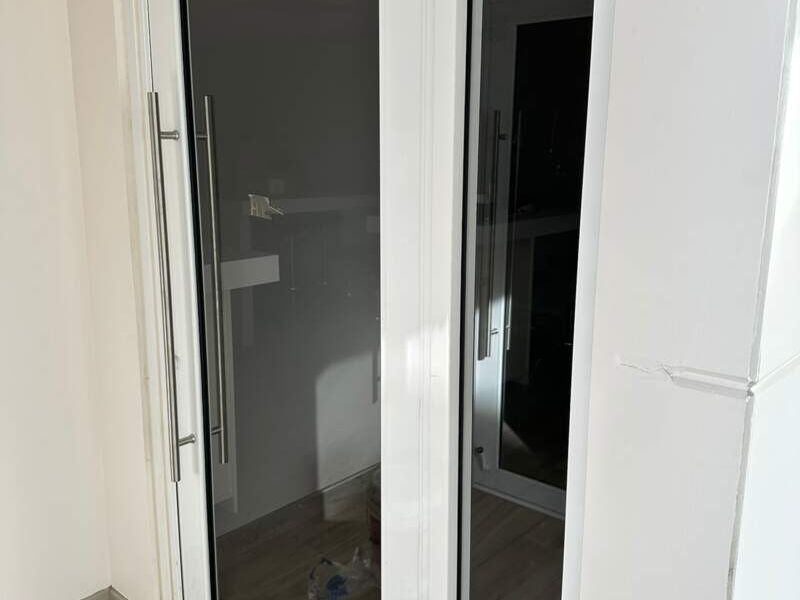 Puerta de aluminio con vidrio en Mexicali