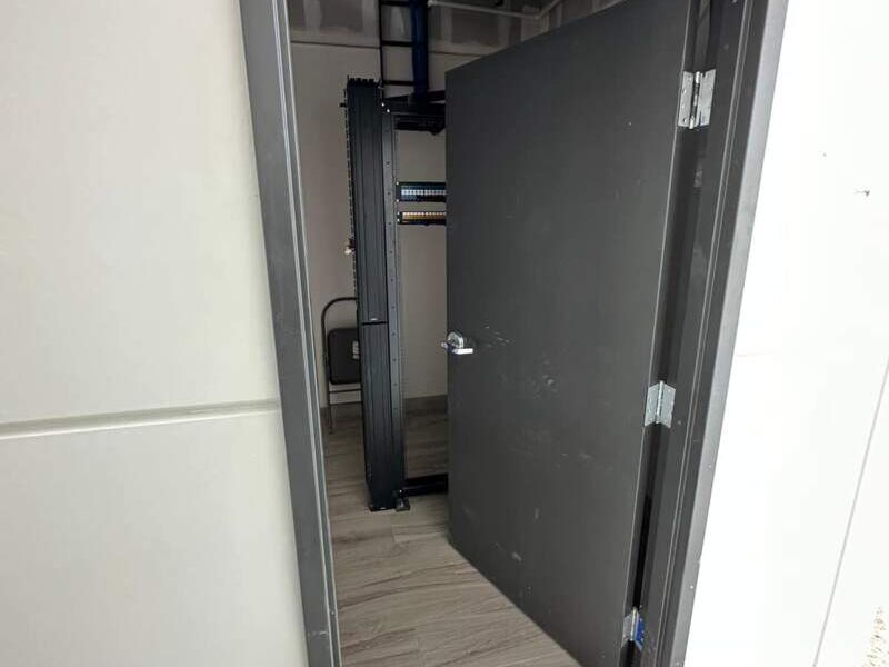 Puerta automatica negra en Mexicali