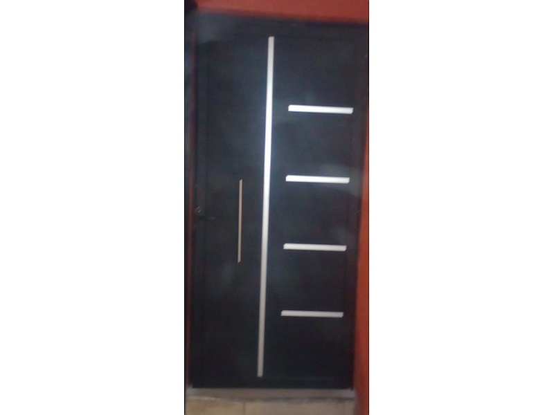 Puerta negra con plateado de aluminio Mexico
