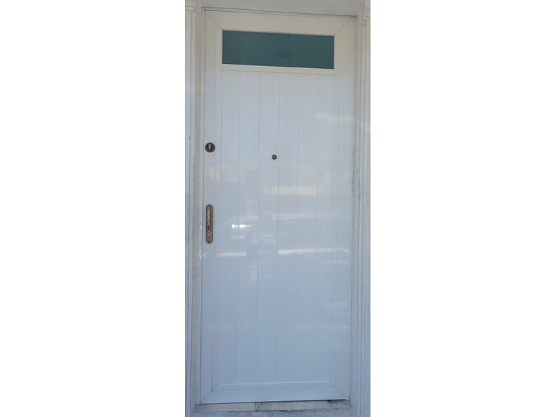 Puerta color blanco de aluminio Mexico