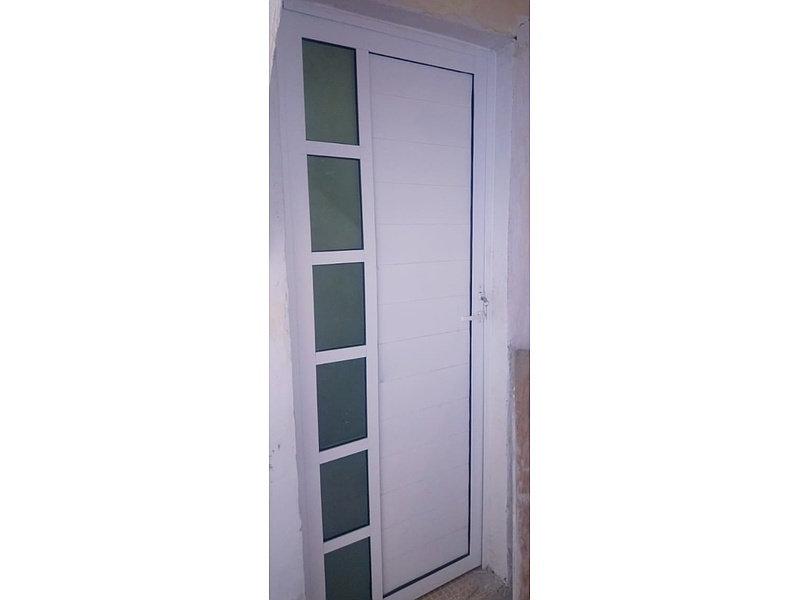 Puerta blanca de aluminio con vidrios Mexico