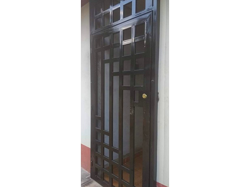 Puerta metalica negra Mexico