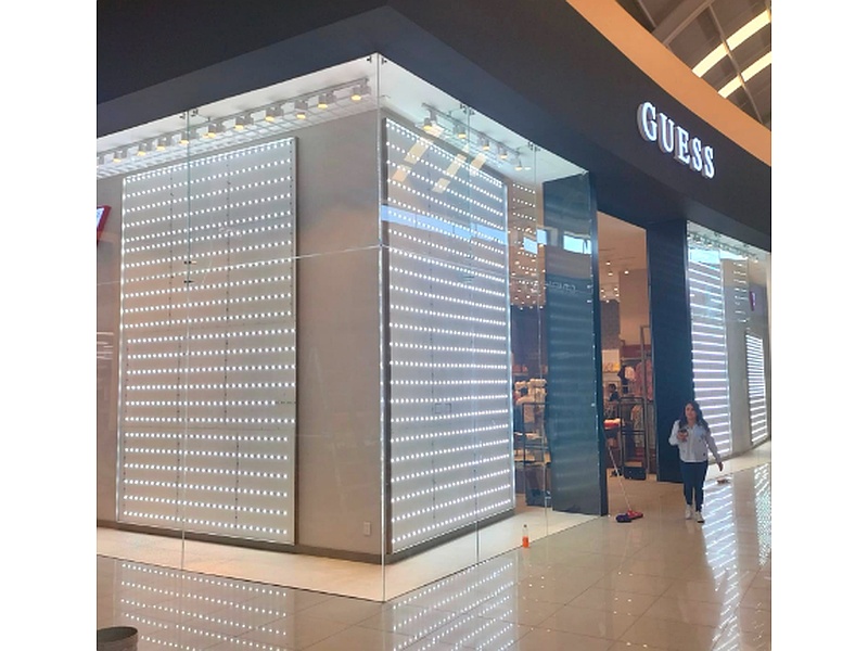 cancelería de tienda CDMX Construcciones y acabados en vidrio