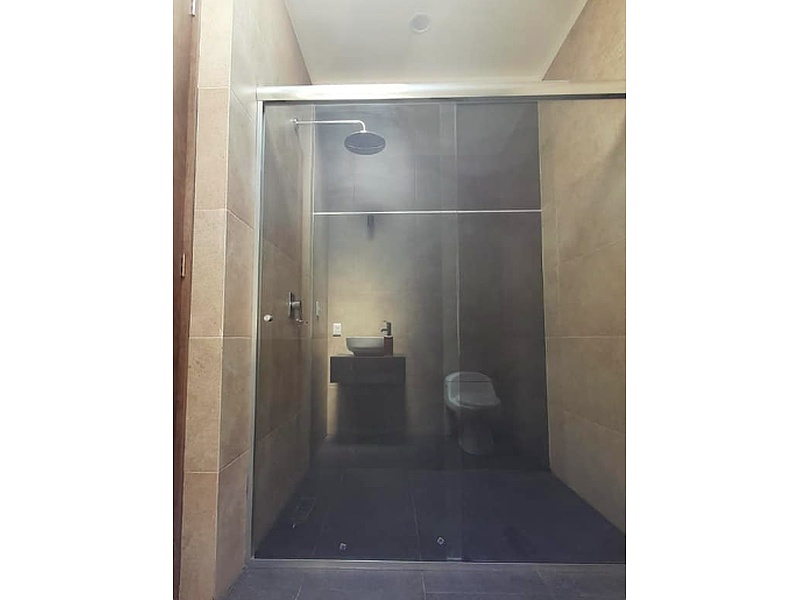 cancel de baño corredizo CDMX Construcciones y acabados en vidrio