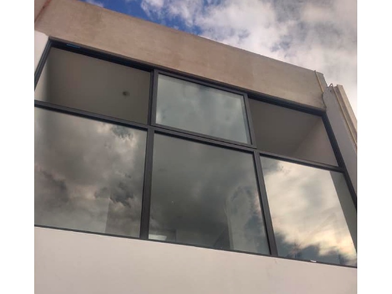 Ventana línea 1400 negro mate CDMX Construcciones y acabados en vidrio
