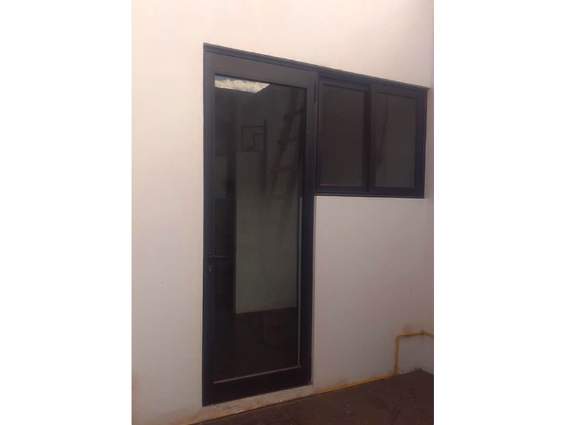 puerta Línea 1400 negro mate con cristal 10 mm CDMX Construcciones y acabados en vidrio