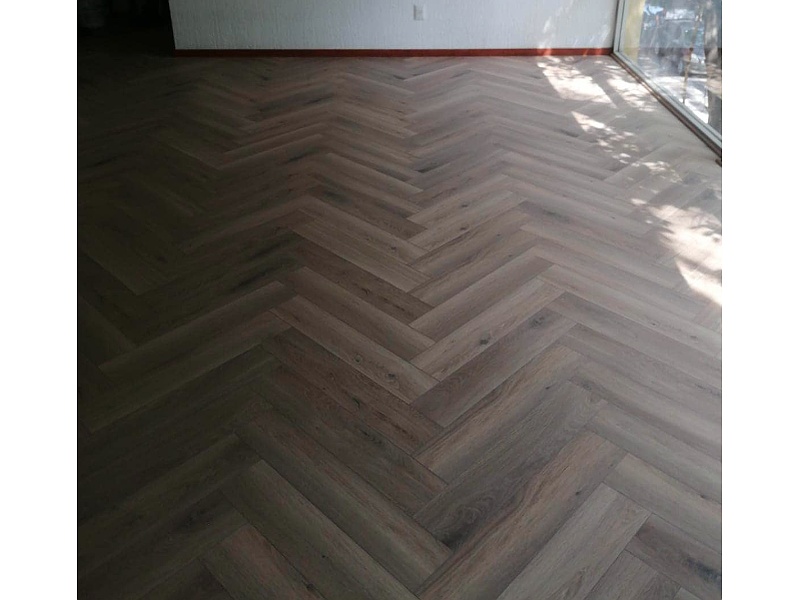 Piso de madera tipo envejecido gris 