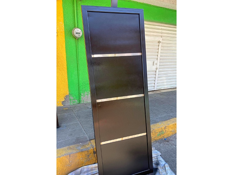puerta peatonal metal negro CDMX Puertas Automáticas Roach