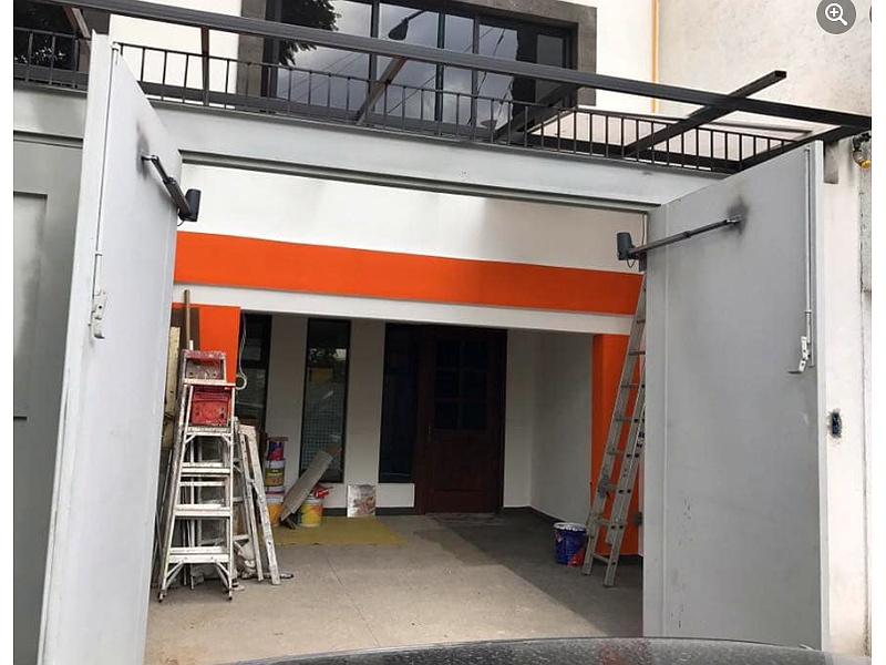 puerta abatible de metal color blanco CDMX Puertas Automáticas Roach