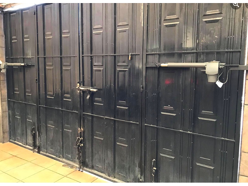 Puerta de garaje con diseño CDMX Puertas Automáticas Roach