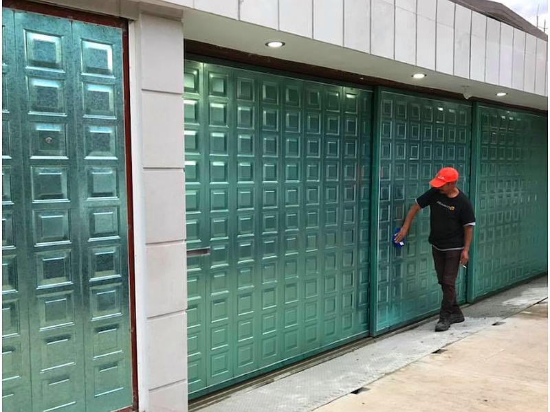 puerta de garaje brillante CDMX Puertas Automáticas Roach