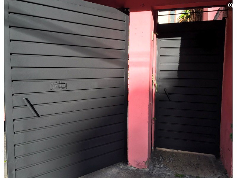 portón de garaje color negro mate CDMX Puertas Automáticas Roach