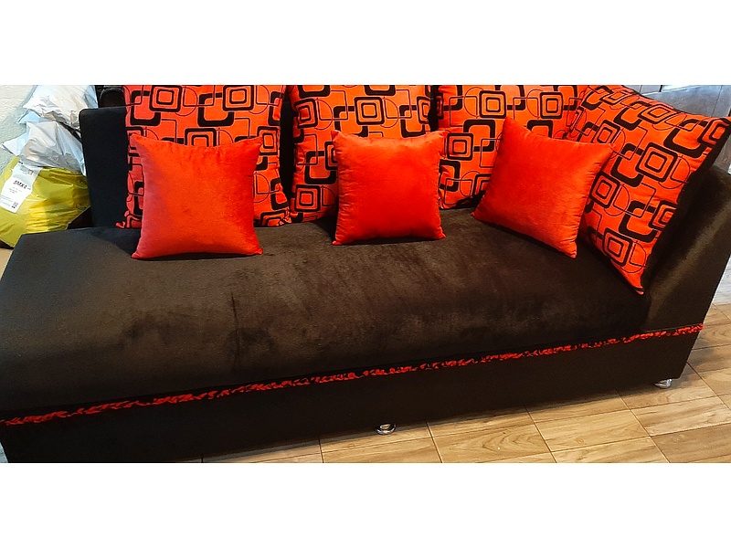 Sofá color negro con cojines rojos Mexico
