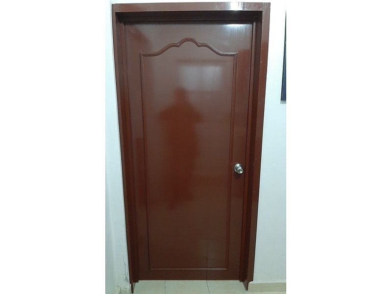 Puerta color chocolate de madera Mexico