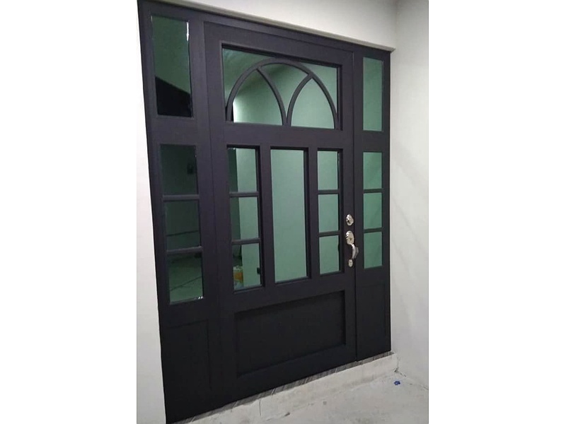 Puerta negra de aluminio con vidrio Mexico