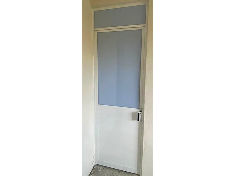 Puerta color blanco de aluminio con vidrio Mexico