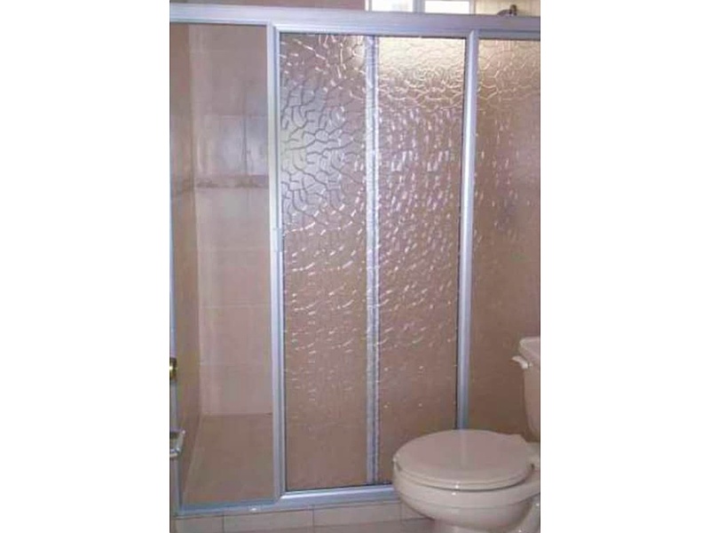 Puerta Vidrio Rugosa Bañera Yucatan Vidrio y Aluminio VidAlum