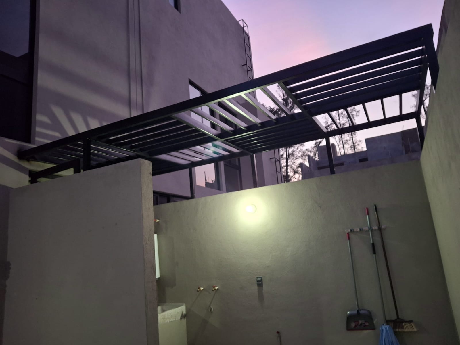 PERGOLA EN HERRERIA COLOR NEGRA CON VIDRIO TEMPLADO méxico