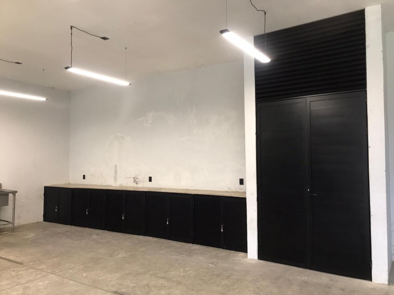 Puertas para almacenamiento con louver y duela color negro México