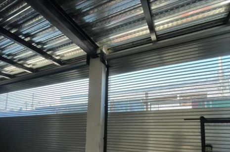 Instalación de cortinas metálicas con mecanismo de elevación de cadena México
