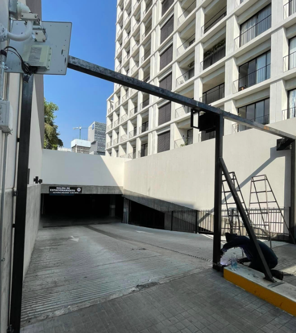 Instalación de estructura cortinas duela plana micro perforadas en color negro México