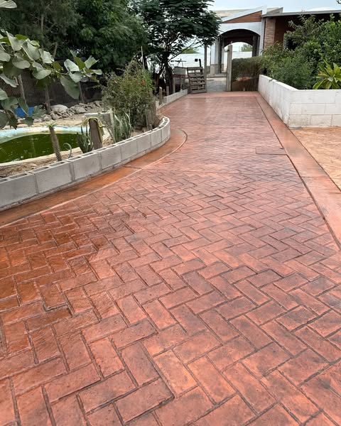Instalación piso de concreto estampado tipo petatillo en terreno campestre México