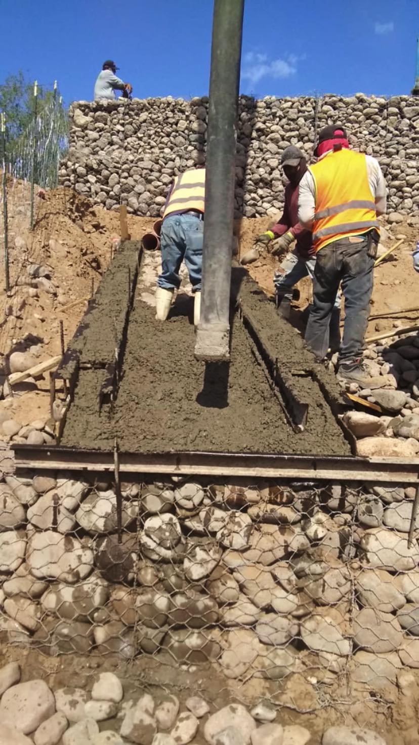 Construccion de lavadero pluvial de concreto acabado con piedra bola natural México