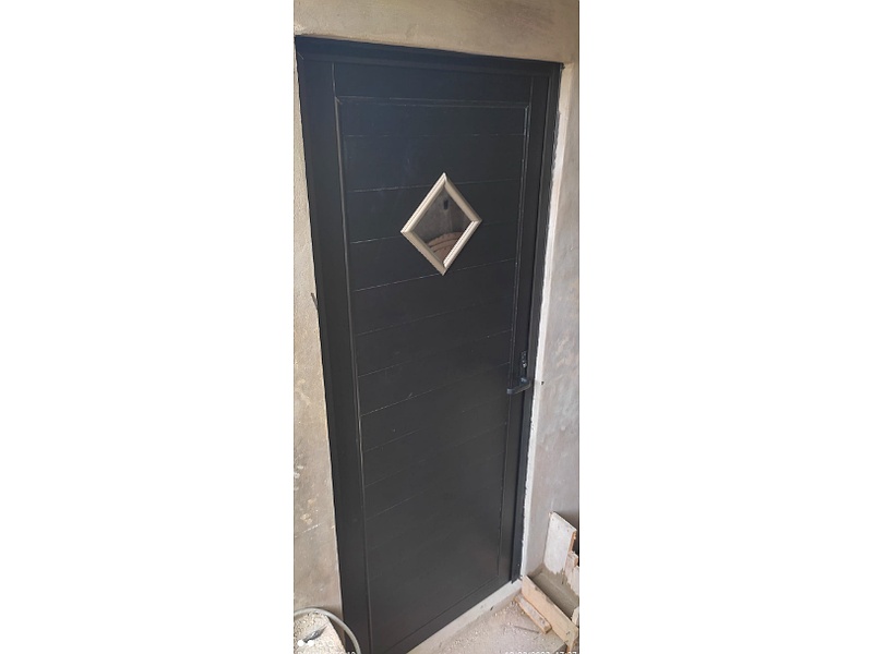 puerta de metal con centro de vidrio México Trabajos de construcción y remodelación