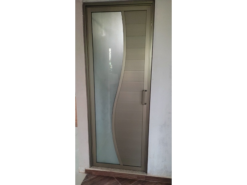 puerta de aluminio segmentada México Trabajos de construcción y remodelaciónv