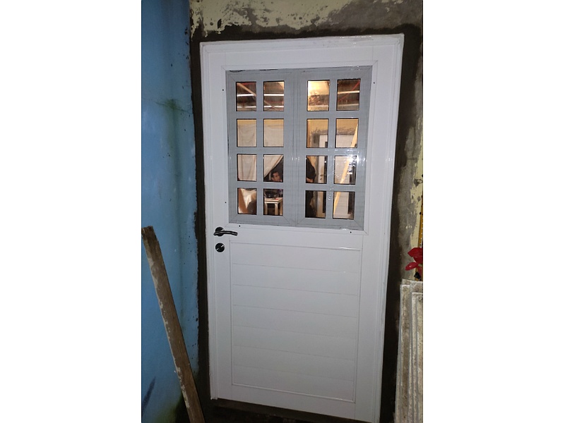 puerta de metal con vidrio México Trabajos de construcción y remodelación