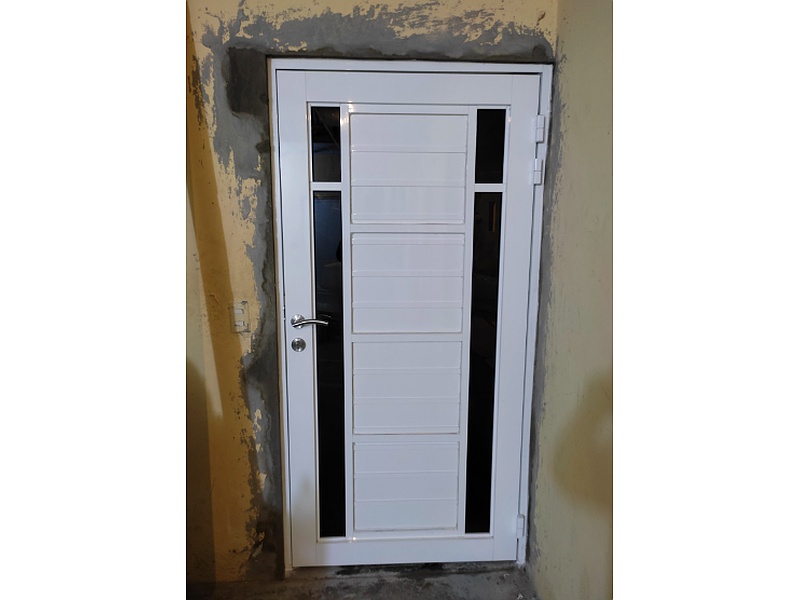 puerta de metal con franjas de vidrio México Trabajos de construcción y remodelación