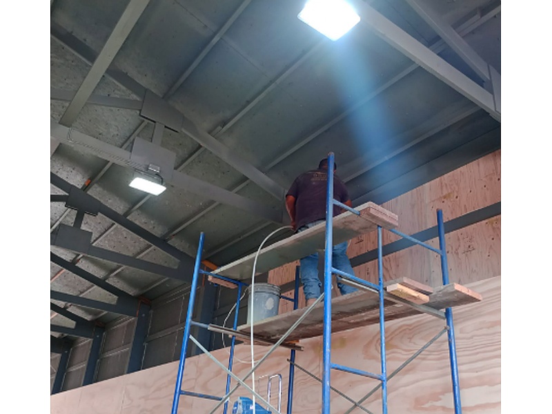 Instalación de cubiertas metálicas en edificio México