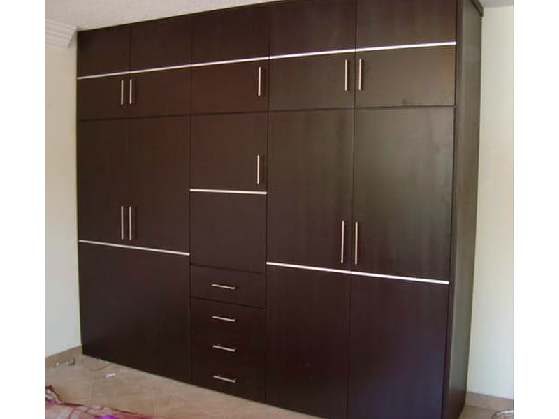 Closet color chocolate Ensenada Cozasi Ingeniería y Construcción