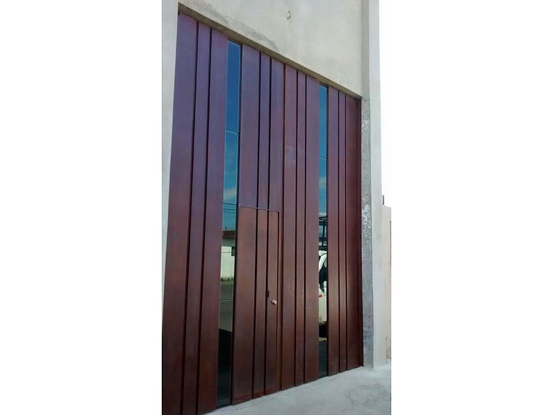 Fabricación e instalación de puerta metálica con cristal México