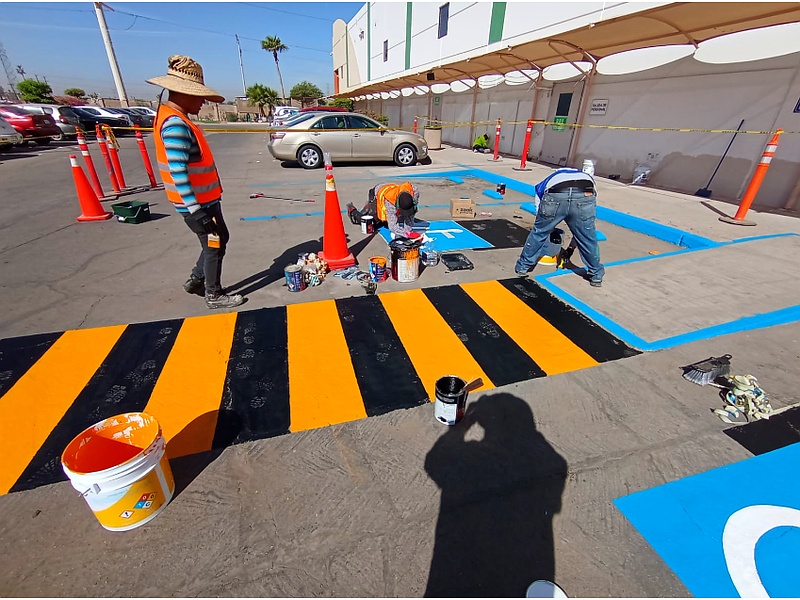 Instalación de señalización en parqueadero México