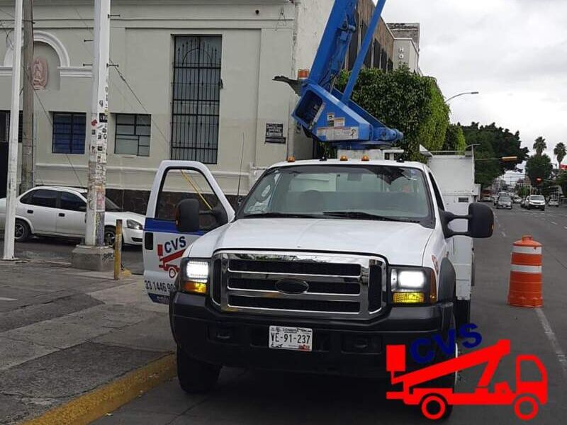 Maquinaria grúas camiones en Jalisco