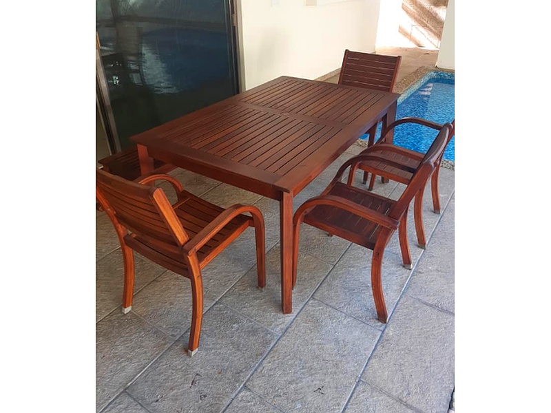 Juego de comedor rectangular de 5 piezas, acabado de teca oscura y sillas apilables MEXICO