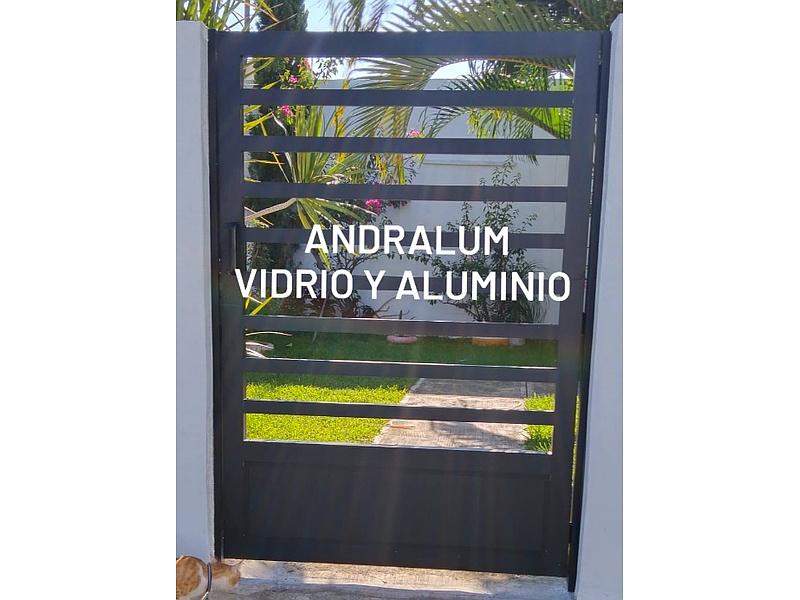 Puerta negra de aluminio Mexico