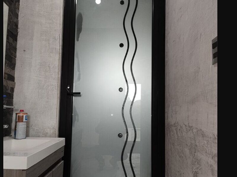 Puerta de vidrio y aluminio en Masapa