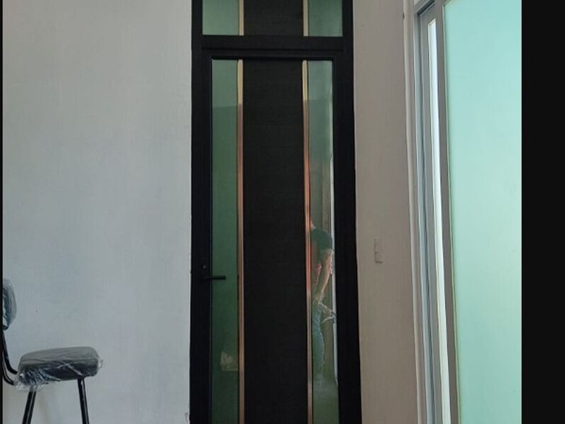 Puerta de aluminio en negro en Masap