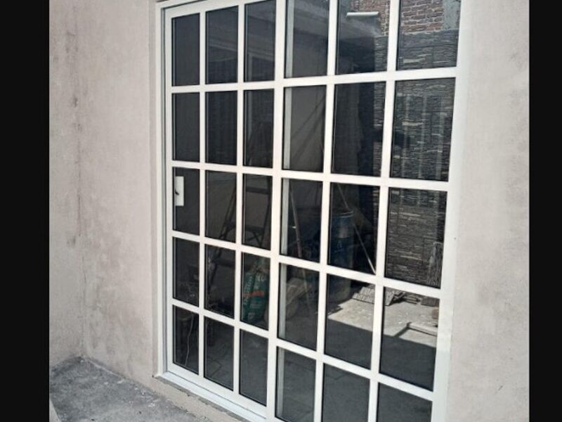 Puerta de aluminio y vidrio en Cuautitlán