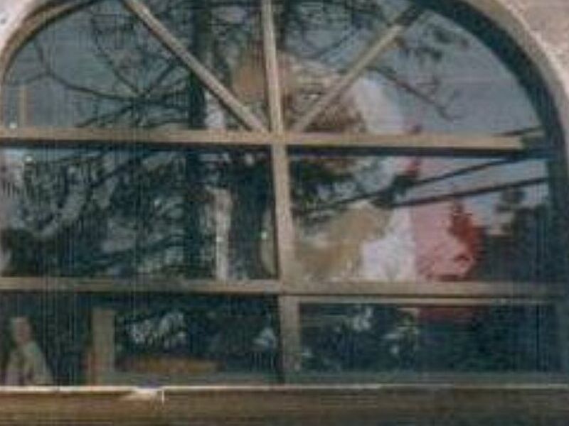Ventana con marco de madera en CDMX