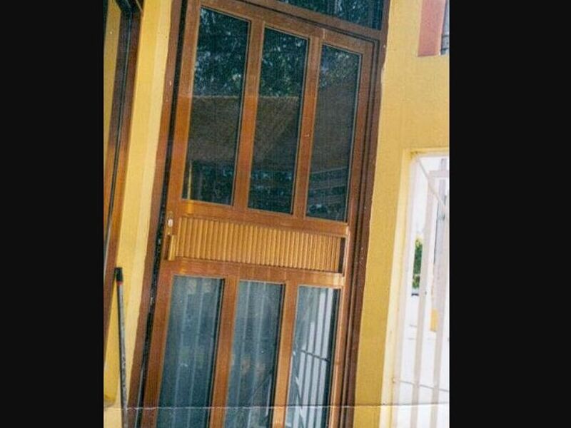 Puerta de aluminio color madera en CDMX