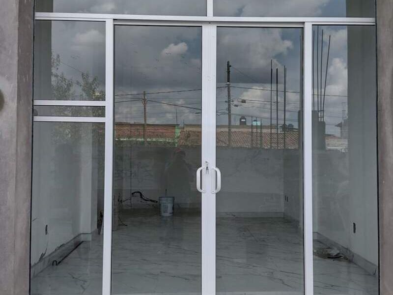 Puerta aluminio abatible 