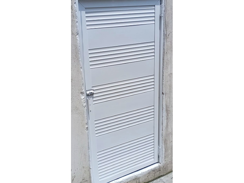Puerta blanca de aluminio con rejillas Mexico Vidrio y aluminio bandera