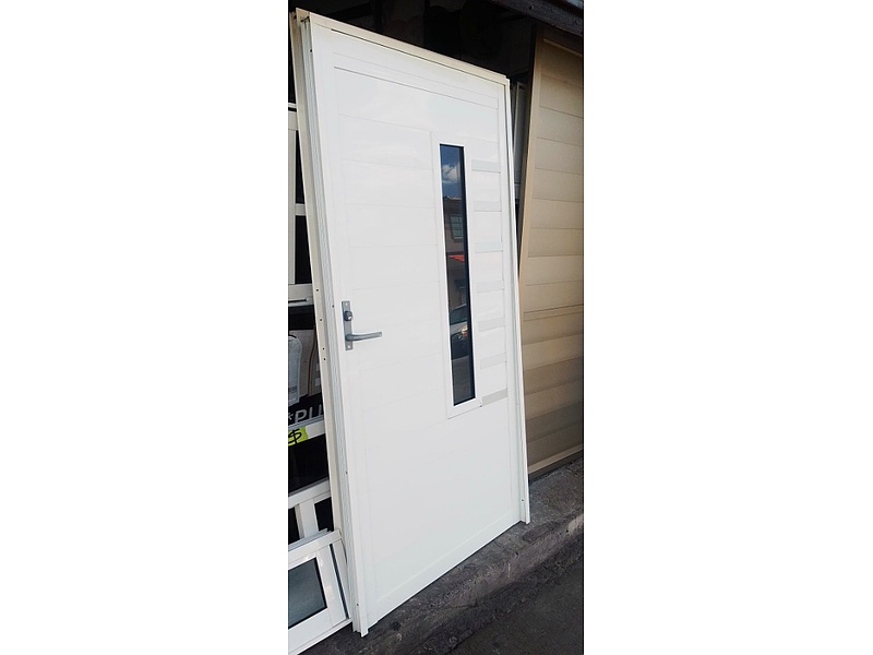 Puerta color blanco de aluminio Mexico Vidrio y aluminio bandera