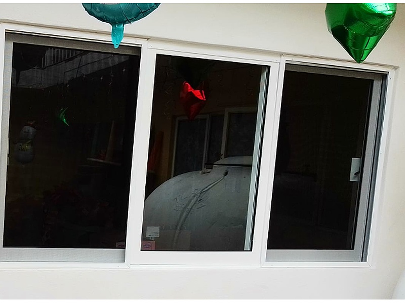 Ventana blanca de aluminio con vidrio negro Mexico Vidrio y aluminio bandera